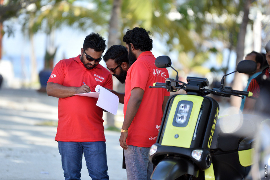 މާޗް 1، 2019: އެލިޔާ އިންވެސްޓުމެންޓުން ކުރިއަށްގެންދާ އެންމެންނަށްވެސް ޕްރޮމޯޝަނުގެ ދަށުން "ކޮންމެ ކުލަޔަކަސް ޔަމަހާ"ގެ ނަމުގައި ބޭއްވި ޕްރޮމޯޝަން ހަރަކާތުގެ ތެރެއިން -- ސަން ފޮޓޯ/ ފަޔާޒު މޫސާ