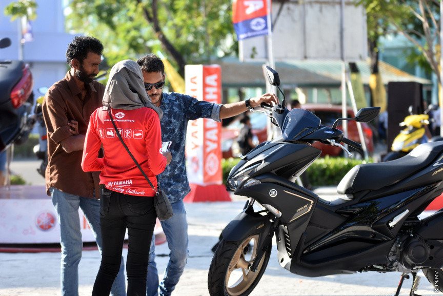 މާޗް 1، 2019: އެލިޔާ އިންވެސްޓުމެންޓުން ކުރިއަށްގެންދާ އެންމެންނަށްވެސް ޕްރޮމޯޝަނުގެ ދަށުން "ކޮންމެ ކުލަޔަކަސް ޔަމަހާ"ގެ ނަމުގައި ބޭއްވި ޕްރޮމޯޝަން ހަރަކާތުގެ ތެރެއިން -- ސަން ފޮޓޯ/ ފަޔާޒު މޫސާ
