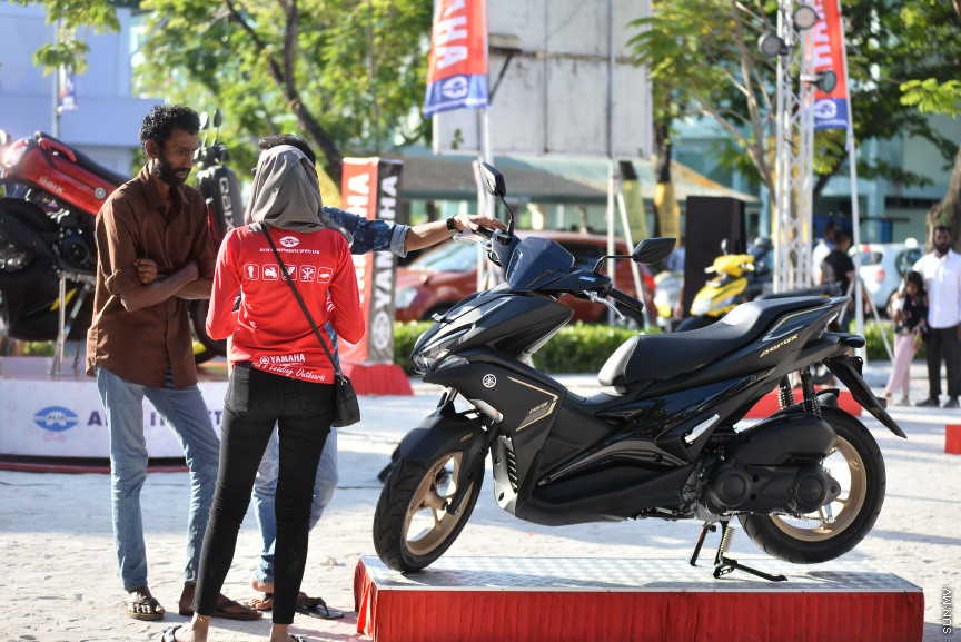 މާޗް 1، 2019: އެލިޔާ އިންވެސްޓުމެންޓުން ކުރިއަށްގެންދާ އެންމެންނަށްވެސް ޕްރޮމޯޝަނުގެ ދަށުން "ކޮންމެ ކުލަޔަކަސް ޔަމަހާ"ގެ ނަމުގައި ބޭއްވި ޕްރޮމޯޝަން ހަރަކާތުގެ ތެރެއިން -- ސަން ފޮޓޯ/ ފަޔާޒު މޫސާ