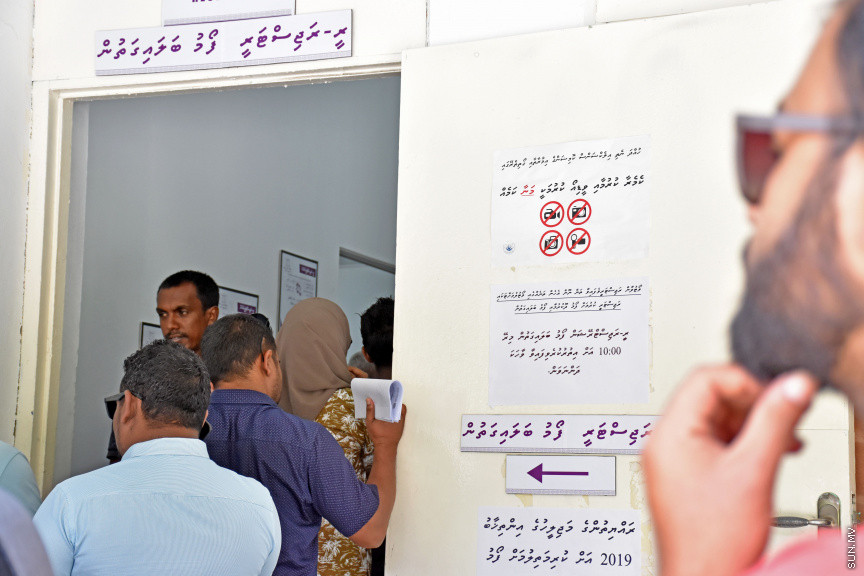 މާޗު 2، 2019: އެންމެ ފަހު ވަގުތަށް ރީ ރަޖިސްޓްރޭޝަން ފޯމު ހުށަހެޅުމަށް މަޑުކުުރުމުން ރަޖިސްޓްރީ ކުރުމަށް ފޯމު ހުށަހެޅުމުގެ ކިއު ދިގު ވެފައި: އިލެކްޝަންސް ކޮމިޝަނުން ވަނީ ފޯމު ބަލައިގަތުން މިރޭ 10:00 އަށް އިތުރުކޮށްފައި -- ސަން ފޮޓޯ/ މުހައްމަދު މުޒައްޔިން ނާޒިމް