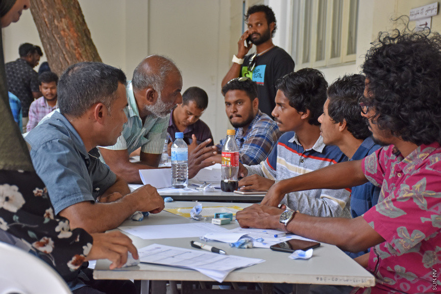 މާޗު 2، 2019: އެންމެ ފަހު ވަގުތަށް ރީ ރަޖިސްޓްރޭޝަން ފޯމު ހުށަހެޅުމަށް މަޑުކުުރުމުން ރަޖިސްޓްރީ ކުރުމަށް ފޯމު ހުށަހެޅުމުގެ ކިއު ދިގު ވެފައި: އިލެކްޝަންސް ކޮމިޝަނުން ވަނީ ފޯމު ބަލައިގަތުން މިރޭ 10:00 އަށް އިތުރުކޮށްފައި -- ސަން ފޮޓޯ/ މުހައްމަދު މުޒައްޔިން ނާޒިމް