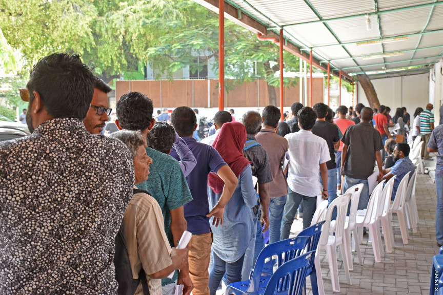 މާޗު 2، 2019: އެންމެ ފަހު ވަގުތަށް ރީ ރަޖިސްޓްރޭޝަން ފޯމު ހުށަހެޅުމަށް މަޑުކުުރުމުން ރަޖިސްޓްރީ ކުރުމަށް ފޯމު ހުށަހެޅުމުގެ ކިއު ދިގު ވެފައި: އިލެކްޝަންސް ކޮމިޝަނުން ވަނީ ފޯމު ބަލައިގަތުން މިރޭ 10:00 އަށް އިތުރުކޮށްފައި -- ސަން ފޮޓޯ/ މުހައްމަދު މުޒައްޔިން ނާޒިމް