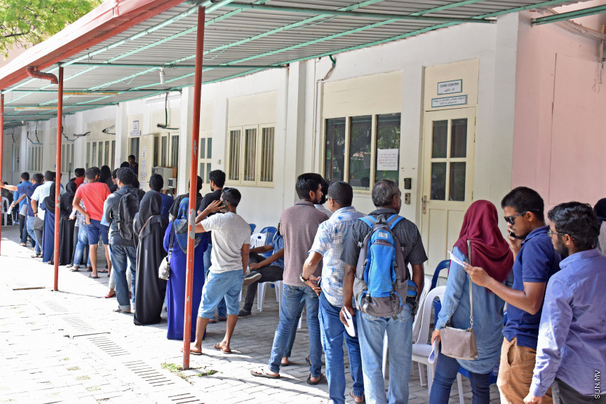 މާޗު 2، 2019: އެންމެ ފަހު ވަގުތަށް ރީ ރަޖިސްޓްރޭޝަން ފޯމު ހުށަހެޅުމަށް މަޑުކުުރުމުން ރަޖިސްޓްރީ ކުރުމަށް ފޯމު ހުށަހެޅުމުގެ ކިއު ދިގު ވެފައި: އިލެކްޝަންސް ކޮމިޝަނުން ވަނީ ފޯމު ބަލައިގަތުން މިރޭ 10:00 އަށް އިތުރުކޮށްފައި -- ސަން ފޮޓޯ/ މުހައްމަދު މުޒައްޔިން ނާޒިމް