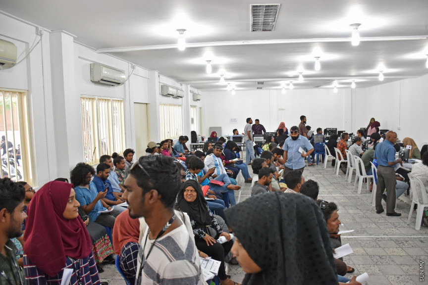 މާޗު 2، 2019: އެންމެ ފަހު ވަގުތަށް ރީ ރަޖިސްޓްރޭޝަން ފޯމު ހުށަހެޅުމަށް މަޑުކުުރުމުން ރަޖިސްޓްރީ ކުރުމަށް ފޯމު ހުށަހެޅުމުގެ ކިއު ދިގު ވެފައި: އިލެކްޝަންސް ކޮމިޝަނުން ވަނީ ފޯމު ބަލައިގަތުން މިރޭ 10:00 އަށް އިތުރުކޮށްފައި -- ސަން ފޮޓޯ/ މުހައްމަދު މުޒައްޔިން ނާޒިމް