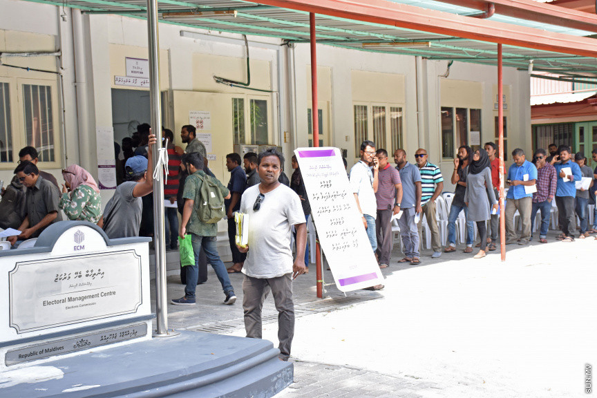 މާޗު 2، 2019: އެންމެ ފަހު ވަގުތަށް ރީ ރަޖިސްޓްރޭޝަން ފޯމު ހުށަހެޅުމަށް މަޑުކުުރުމުން ރަޖިސްޓްރީ ކުރުމަށް ފޯމު ހުށަހެޅުމުގެ ކިއު ދިގު ވެފައި: އިލެކްޝަންސް ކޮމިޝަނުން ވަނީ ފޯމު ބަލައިގަތުން މިރޭ 10:00 އަށް އިތުރުކޮށްފައި -- ސަން ފޮޓޯ/ މުހައްމަދު މުޒައްޔިން ނާޒިމް