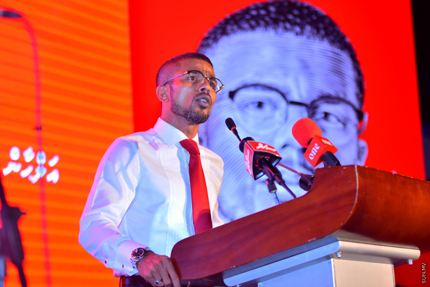 ޖުމްހޫރީ ޕާޓީގެ ޓިކެޓްގައި ހެންވޭރު އުތުރު ދާއިރާއަށް ވާދަކުރައްވާ ކެޑިޑޭޓް އަލްހާން ފަހުމީގެ ކެމްޕޭން އިފްތިތާހު ކުރުމައް ބޭއްވި ރަސްމިއްޔާތުގެ ތެރެއިން -- ސަން ފޮޓޯ/ އަހުމަދު އަވްޝަން އިލްޔާސް