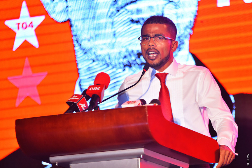ޖުމްހޫރީ ޕާޓީގެ ޓިކެޓްގައި ހެންވޭރު އުތުރު ދާއިރާއަށް ވާދަކުރައްވާ ކެޑިޑޭޓް އަލްހާން ފަހުމީގެ ކެމްޕޭން އިފްތިތާހު ކުރުމައް ބޭއްވި ރަސްމިއްޔާތުގެ ތެރެއިން -- ސަން ފޮޓޯ/ އަހުމަދު އަވްޝަން އިލްޔާސް