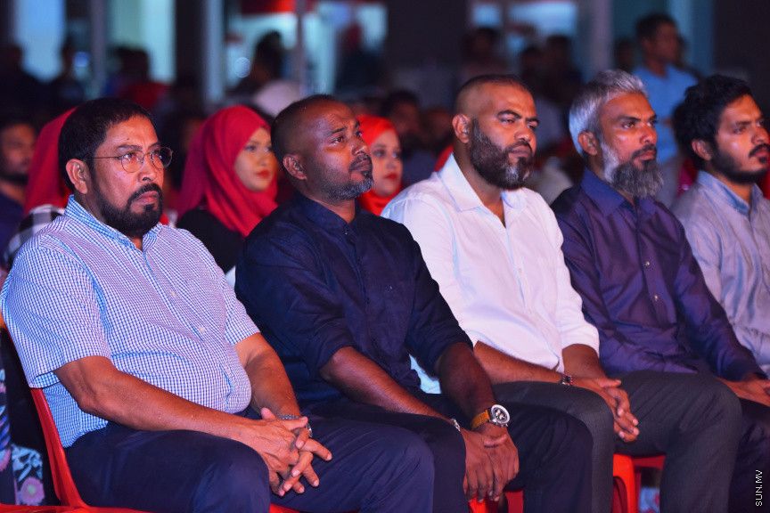 ޖުމްހޫރީ ޕާޓީގެ ޓިކެޓްގައި ހެންވޭރު އުތުރު ދާއިރާއަށް ވާދަކުރައްވާ ކެޑިޑޭޓް އަލްހާން ފަހުމީގެ ކެމްޕޭން އިފްތިތާހު ކުރުމައް ބޭއްވި ރަސްމިއްޔާތުގެ ތެރެއިން -- ސަން ފޮޓޯ/ އަހުމަދު އަވްޝަން އިލްޔާސް