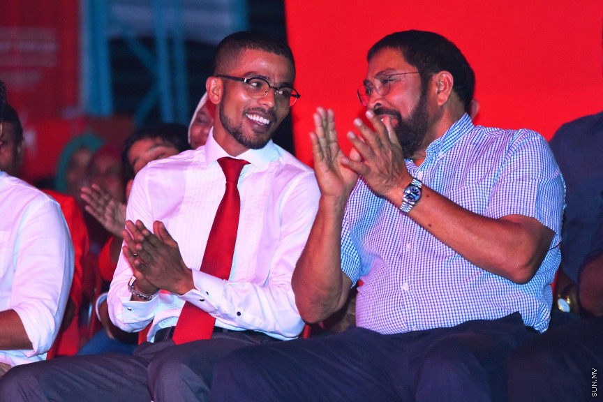 ޖުމްހޫރީ ޕާޓީގެ ޓިކެޓްގައި ހެންވޭރު އުތުރު ދާއިރާއަށް ވާދަކުރައްވާ ކެޑިޑޭޓް އަލްހާން ފަހުމީގެ ކެމްޕޭން އިފްތިތާހު ކުރުމައް ބޭއްވި ރަސްމިއްޔާތުގެ ތެރެއިން -- ސަން ފޮޓޯ/ އަހުމަދު އަވްޝަން އިލްޔާސް