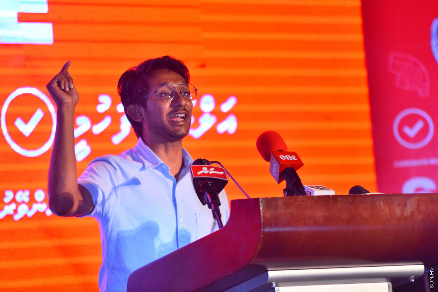 ޖުމްހޫރީ ޕާޓީގެ ޓިކެޓްގައި ހެންވޭރު އުތުރު ދާއިރާއަށް ވާދަކުރައްވާ ކެޑިޑޭޓް އަލްހާން ފަހުމީގެ ކެމްޕޭން އިފްތިތާހު ކުރުމައް ބޭއްވި ރަސްމިއްޔާތުގެ ތެރެއިން -- ސަން ފޮޓޯ/ އަހުމަދު އަވްޝަން އިލްޔާސް