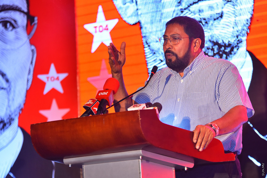 ޖުމްހޫރީ ޕާޓީގެ ޓިކެޓްގައި ހެންވޭރު އުތުރު ދާއިރާއަށް ވާދަކުރައްވާ ކެޑިޑޭޓް އަލްހާން ފަހުމީގެ ކެމްޕޭން އިފްތިތާހު ކުރުމައް ބޭއްވި ރަސްމިއްޔާތުގެ ތެރެއިން -- ސަން ފޮޓޯ/ އަހުމަދު އަވްޝަން އިލްޔާސް