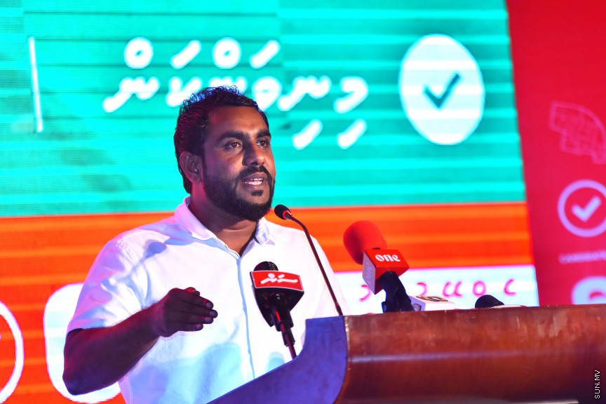 ޖުމްހޫރީ ޕާޓީގެ ޓިކެޓްގައި ހެންވޭރު އުތުރު ދާއިރާއަށް ވާދަކުރައްވާ ކެޑިޑޭޓް އަލްހާން ފަހުމީގެ ކެމްޕޭން އިފްތިތާހު ކުރުމައް ބޭއްވި ރަސްމިއްޔާތުގެ ތެރެއިން -- ސަން ފޮޓޯ/ އަހުމަދު އަވްޝަން އިލްޔާސް