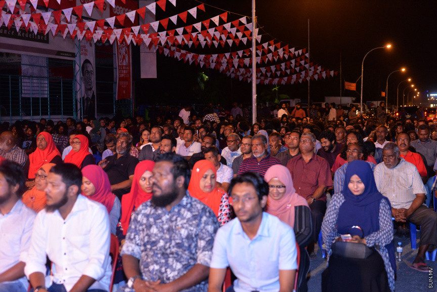 ޖުމްހޫރީ ޕާޓީގެ ޓިކެޓްގައި ހެންވޭރު އުތުރު ދާއިރާއަށް ވާދަކުރައްވާ ކެޑިޑޭޓް އަލްހާން ފަހުމީގެ ކެމްޕޭން އިފްތިތާހު ކުރުމައް ބޭއްވި ރަސްމިއްޔާތުގެ ތެރެއިން -- ސަން ފޮޓޯ/ އަހުމަދު އަވްޝަން އިލްޔާސް