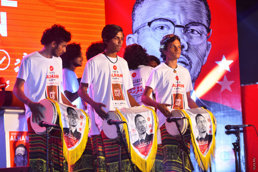 ޖުމްހޫރީ ޕާޓީގެ ޓިކެޓްގައި ހެންވޭރު އުތުރު ދާއިރާއަށް ވާދަކުރައްވާ ކެޑިޑޭޓް އަލްހާން ފަހުމީގެ ކެމްޕޭން އިފްތިތާހު ކުރުމައް ބޭއްވި ރަސްމިއްޔާތުގެ ތެރެއިން -- ސަން ފޮޓޯ/ އަހުމަދު އަވްޝަން އިލްޔާސް