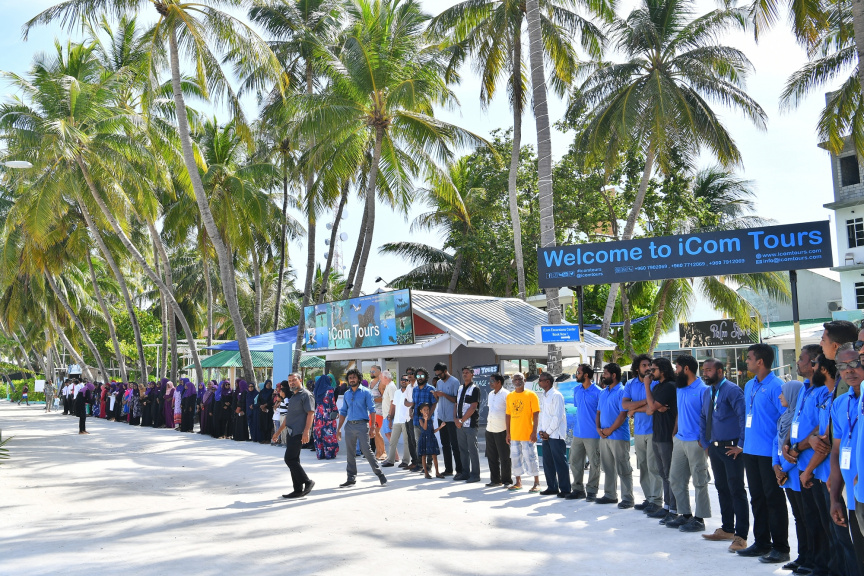 ރައީސުލްޖުމްހޫރިއްޔާ ކ. މާފުށްޓަށް ޒިޔާރަތްކުރެއްވުން : މިދަތުރުފުޅުގައި އެމަނިކުފާނު ވަނީ ކ. މާފުށީ ކައުންސިލާއި އެރަށު މުޢައްސަސާތަކުގެ އިސް ވެރިންނާ ވެސް ބައްދަލުކުރައްވާފަ -- ޕޮޓޯ/ ރައީސް އޮފީސް