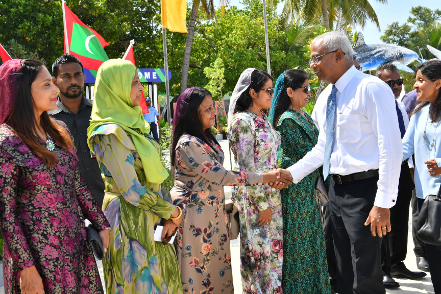 ރައީސުލްޖުމްހޫރިއްޔާ ކ. މާފުށްޓަށް ޒިޔާރަތްކުރެއްވުން : މިދަތުރުފުޅުގައި އެމަނިކުފާނު ވަނީ ކ. މާފުށީ ކައުންސިލާއި އެރަށު މުޢައްސަސާތަކުގެ އިސް ވެރިންނާ ވެސް ބައްދަލުކުރައްވާފަ -- ޕޮޓޯ/ ރައީސް އޮފީސް