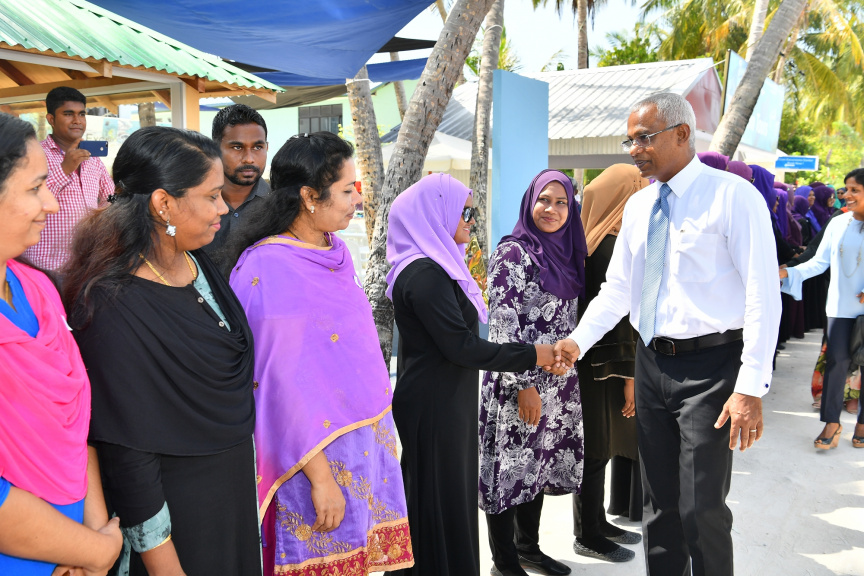 ރައީސުލްޖުމްހޫރިއްޔާ ކ. މާފުށްޓަށް ޒިޔާރަތްކުރެއްވުން : މިދަތުރުފުޅުގައި އެމަނިކުފާނު ވަނީ ކ. މާފުށީ ކައުންސިލާއި އެރަށު މުޢައްސަސާތަކުގެ އިސް ވެރިންނާ ވެސް ބައްދަލުކުރައްވާފަ -- ޕޮޓޯ/ ރައީސް އޮފީސް