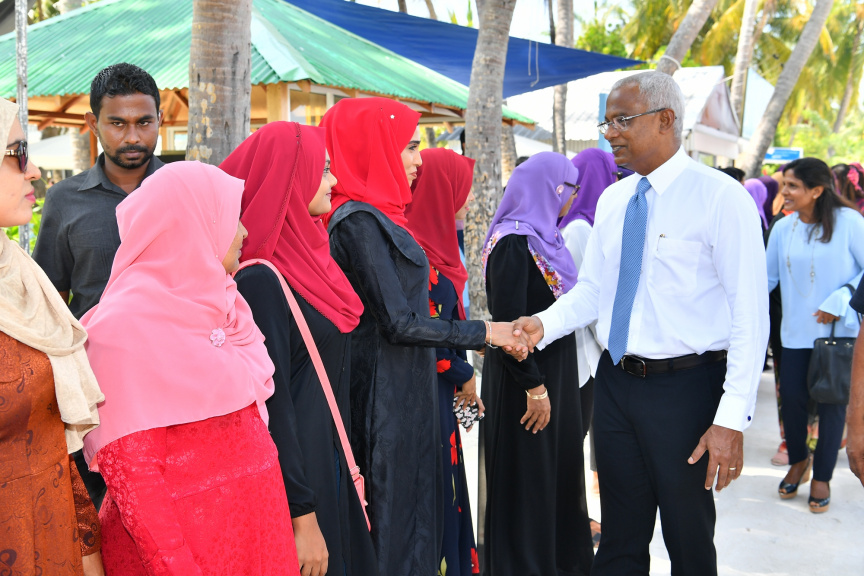 ރައީސުލްޖުމްހޫރިއްޔާ ކ. މާފުށްޓަށް ޒިޔާރަތްކުރެއްވުން : މިދަތުރުފުޅުގައި އެމަނިކުފާނު ވަނީ ކ. މާފުށީ ކައުންސިލާއި އެރަށު މުޢައްސަސާތަކުގެ އިސް ވެރިންނާ ވެސް ބައްދަލުކުރައްވާފަ -- ޕޮޓޯ/ ރައީސް އޮފީސް