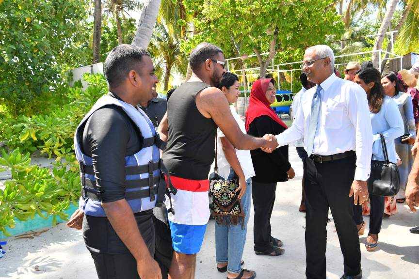 ރައީސުލްޖުމްހޫރިއްޔާ ކ. މާފުށްޓަށް ޒިޔާރަތްކުރެއްވުން : މިދަތުރުފުޅުގައި އެމަނިކުފާނު ވަނީ ކ. މާފުށީ ކައުންސިލާއި އެރަށު މުޢައްސަސާތަކުގެ އިސް ވެރިންނާ ވެސް ބައްދަލުކުރައްވާފަ -- ޕޮޓޯ/ ރައީސް އޮފީސް