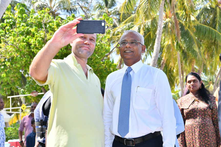ރައީސުލްޖުމްހޫރިއްޔާ ކ. މާފުށްޓަށް ޒިޔާރަތްކުރެއްވުން : މިދަތުރުފުޅުގައި އެމަނިކުފާނު ވަނީ ކ. މާފުށީ ކައުންސިލާއި އެރަށު މުޢައްސަސާތަކުގެ އިސް ވެރިންނާ ވެސް ބައްދަލުކުރައްވާފަ -- ޕޮޓޯ/ ރައީސް އޮފީސް