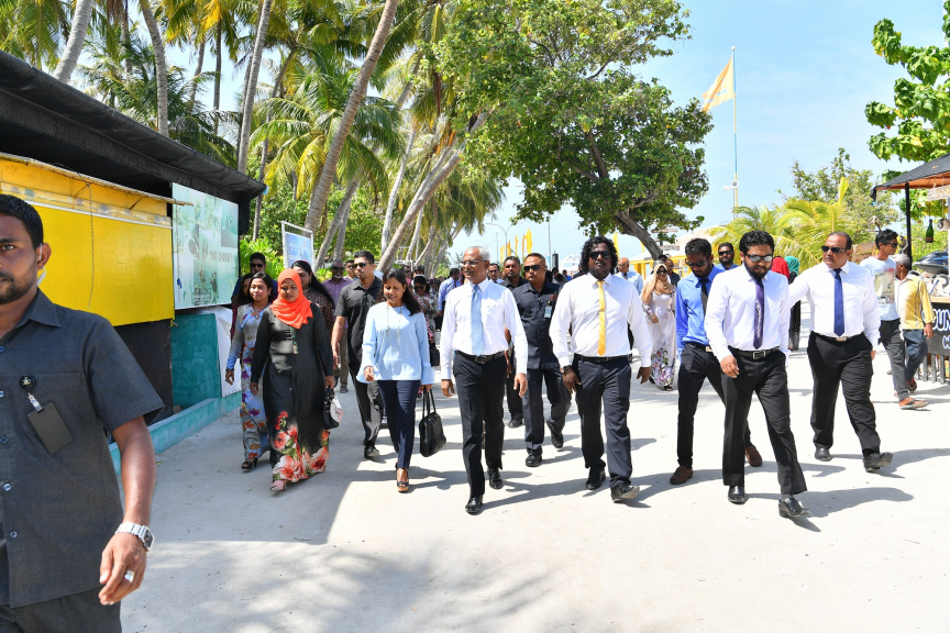 ރައީސުލްޖުމްހޫރިއްޔާ ކ. މާފުށްޓަށް ޒިޔާރަތްކުރެއްވުން : މިދަތުރުފުޅުގައި އެމަނިކުފާނު ވަނީ ކ. މާފުށީ ކައުންސިލާއި އެރަށު މުޢައްސަސާތަކުގެ އިސް ވެރިންނާ ވެސް ބައްދަލުކުރައްވާފަ -- ޕޮޓޯ/ ރައީސް އޮފީސް