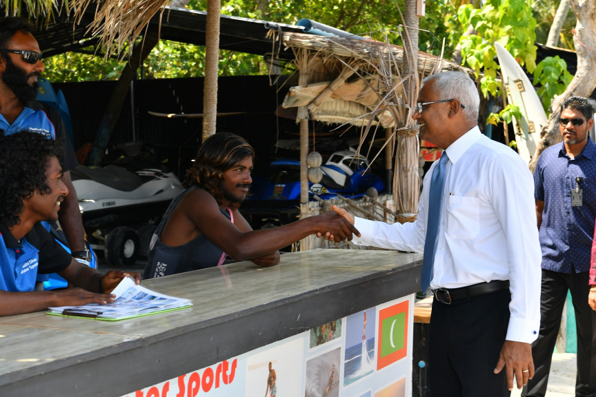 ރައީސުލްޖުމްހޫރިއްޔާ ކ. މާފުށްޓަށް ޒިޔާރަތްކުރެއްވުން : މިދަތުރުފުޅުގައި އެމަނިކުފާނު ވަނީ ކ. މާފުށީ ކައުންސިލާއި އެރަށު މުޢައްސަސާތަކުގެ އިސް ވެރިންނާ ވެސް ބައްދަލުކުރައްވާފަ -- ޕޮޓޯ/ ރައީސް އޮފީސް