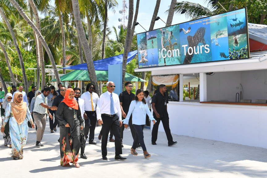 ރައީސުލްޖުމްހޫރިއްޔާ ކ. މާފުށްޓަށް ޒިޔާރަތްކުރެއްވުން : މިދަތުރުފުޅުގައި އެމަނިކުފާނު ވަނީ ކ. މާފުށީ ކައުންސިލާއި އެރަށު މުޢައްސަސާތަކުގެ އިސް ވެރިންނާ ވެސް ބައްދަލުކުރައްވާފަ -- ޕޮޓޯ/ ރައީސް އޮފީސް