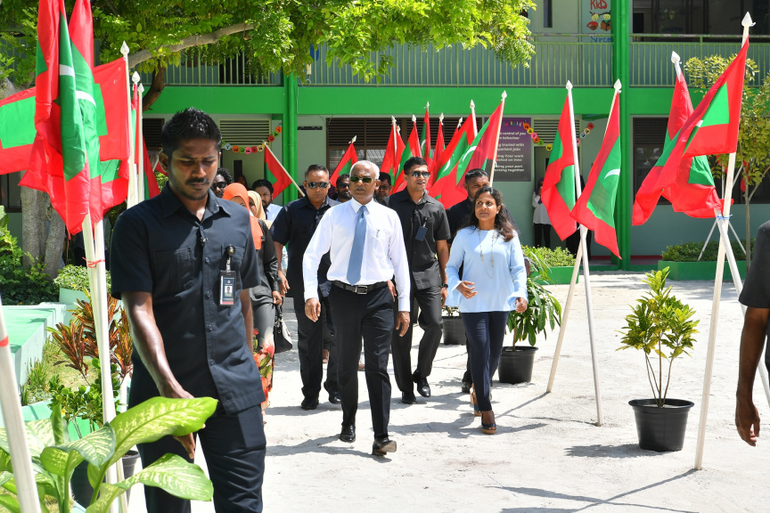 ރައީސުލްޖުމްހޫރިއްޔާ ކ. މާފުށްޓަށް ޒިޔާރަތްކުރެއްވުން : މިދަތުރުފުޅުގައި އެމަނިކުފާނު ވަނީ ކ. މާފުށީ ކައުންސިލާއި އެރަށު މުޢައްސަސާތަކުގެ އިސް ވެރިންނާ ވެސް ބައްދަލުކުރައްވާފަ -- ޕޮޓޯ/ ރައީސް އޮފީސް