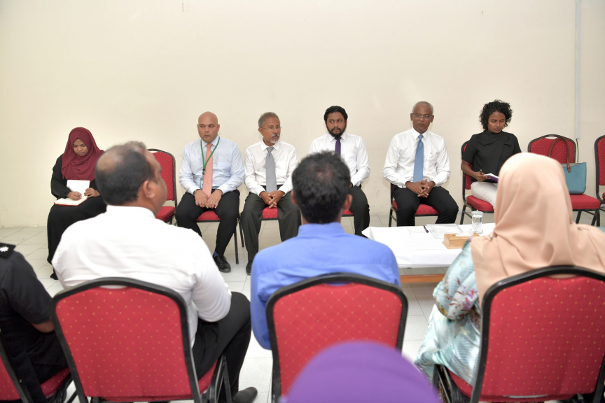ރައީސުލްޖުމްހޫރިއްޔާ ކ. މާފުށްޓަށް ޒިޔާރަތްކުރެއްވުން : މިދަތުރުފުޅުގައި އެމަނިކުފާނު ވަނީ ކ. މާފުށީ ކައުންސިލާއި އެރަށު މުޢައްސަސާތަކުގެ އިސް ވެރިންނާ ވެސް ބައްދަލުކުރައްވާފަ -- ޕޮޓޯ/ ރައީސް އޮފީސް