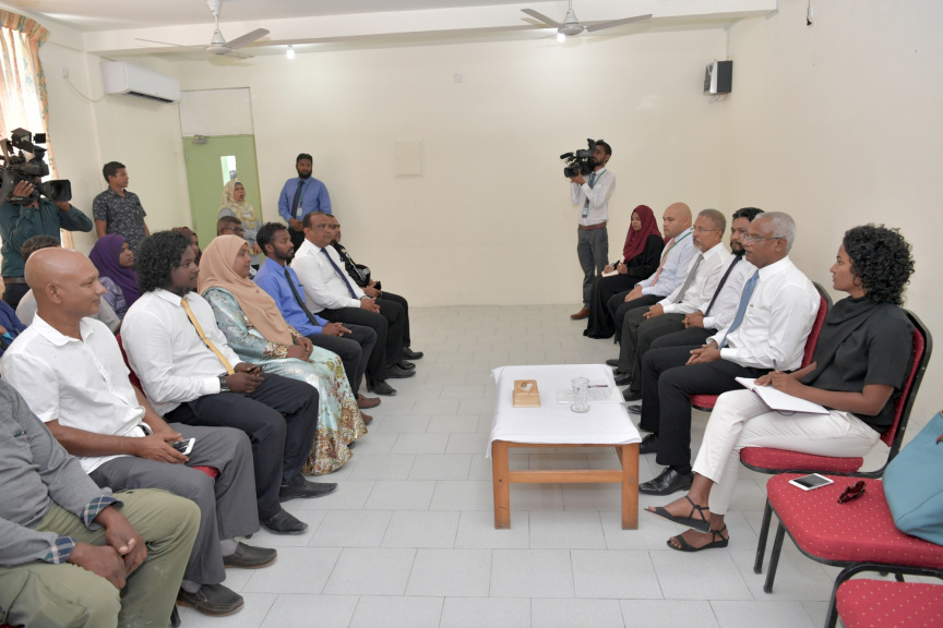 ރައީސުލްޖުމްހޫރިއްޔާ ކ. މާފުށްޓަށް ޒިޔާރަތްކުރެއްވުން : މިދަތުރުފުޅުގައި އެމަނިކުފާނު ވަނީ ކ. މާފުށީ ކައުންސިލާއި އެރަށު މުޢައްސަސާތަކުގެ އިސް ވެރިންނާ ވެސް ބައްދަލުކުރައްވާފަ -- ޕޮޓޯ/ ރައީސް އޮފީސް