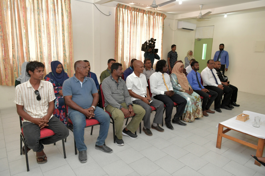 ރައީސުލްޖުމްހޫރިއްޔާ ކ. މާފުށްޓަށް ޒިޔާރަތްކުރެއްވުން : މިދަތުރުފުޅުގައި އެމަނިކުފާނު ވަނީ ކ. މާފުށީ ކައުންސިލާއި އެރަށު މުޢައްސަސާތަކުގެ އިސް ވެރިންނާ ވެސް ބައްދަލުކުރައްވާފަ -- ޕޮޓޯ/ ރައީސް އޮފީސް