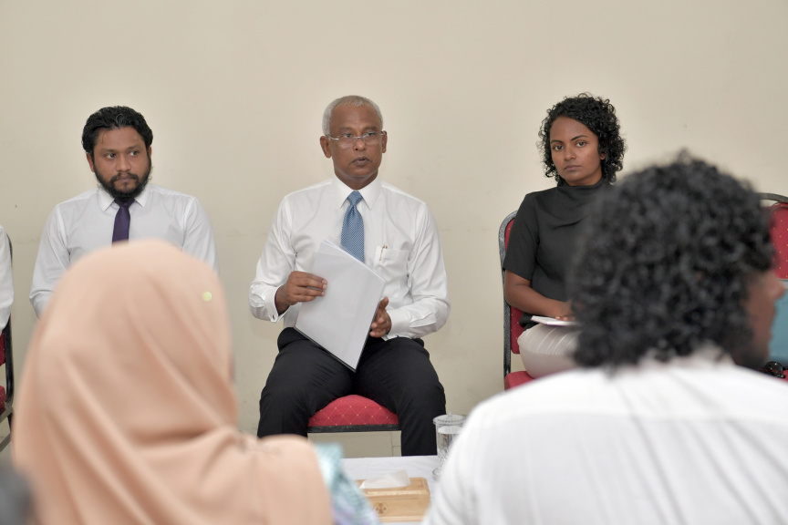 ރައީސުލްޖުމްހޫރިއްޔާ ކ. މާފުށްޓަށް ޒިޔާރަތްކުރެއްވުން : މިދަތުރުފުޅުގައި އެމަނިކުފާނު ވަނީ ކ. މާފުށީ ކައުންސިލާއި އެރަށު މުޢައްސަސާތަކުގެ އިސް ވެރިންނާ ވެސް ބައްދަލުކުރައްވާފަ -- ޕޮޓޯ/ ރައީސް އޮފީސް