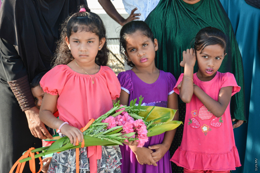 މާޗް 14، 2019: ދ. ރިނބުދޫގައި  ބޭއްވި ސިޔާމްގެ ކެމްޕެއިން ބައްދަލުވުމުގެ ތެރެއިން: ރަށު ރައްޔިތުނާ ބައްދަލުކުރެއްވުމަށް ފަހު ސިޔާމް ވަނީ ދ. ރިނބުދޫ މީހުން ދިރިއުޅޭ ހުރިހާ ގެއަކަށް ވަޑައިގެންފައި -- ސަން ފޮޓޯ/ ފަޔާޒު މޫސާ