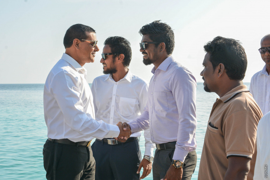 މާޗް 14، 2019: ދ. ރިނބުދޫގައި  ބޭއްވި ސިޔާމްގެ ކެމްޕެއިން ބައްދަލުވުމުގެ ތެރެއިން: ރަށު ރައްޔިތުނާ ބައްދަލުކުރެއްވުމަށް ފަހު ސިޔާމް ވަނީ ދ. ރިނބުދޫ މީހުން ދިރިއުޅޭ ހުރިހާ ގެއަކަށް ވަޑައިގެންފައި -- ސަން ފޮޓޯ/ ފަޔާޒު މޫސާ