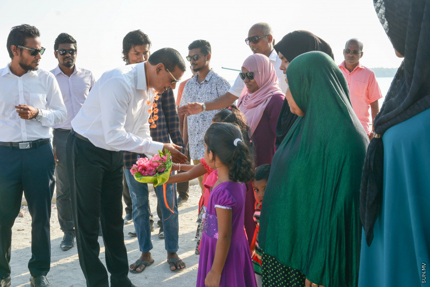 މާޗް 14، 2019: ދ. ރިނބުދޫގައި  ބޭއްވި ސިޔާމްގެ ކެމްޕެއިން ބައްދަލުވުމުގެ ތެރެއިން: ރަށު ރައްޔިތުނާ ބައްދަލުކުރެއްވުމަށް ފަހު ސިޔާމް ވަނީ ދ. ރިނބުދޫ މީހުން ދިރިއުޅޭ ހުރިހާ ގެއަކަށް ވަޑައިގެންފައި -- ސަން ފޮޓޯ/ ފަޔާޒު މޫސާ