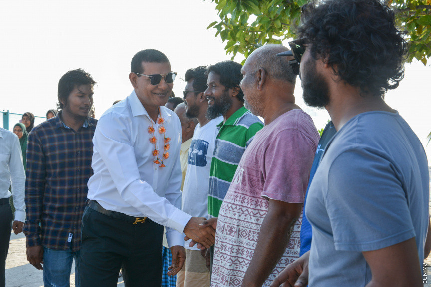 މާޗް 14، 2019: ދ. ރިނބުދޫގައި  ބޭއްވި ސިޔާމްގެ ކެމްޕެއިން ބައްދަލުވުމުގެ ތެރެއިން: ރަށު ރައްޔިތުނާ ބައްދަލުކުރެއްވުމަށް ފަހު ސިޔާމް ވަނީ ދ. ރިނބުދޫ މީހުން ދިރިއުޅޭ ހުރިހާ ގެއަކަށް ވަޑައިގެންފައި -- ސަން ފޮޓޯ/ ފަޔާޒު މޫސާ