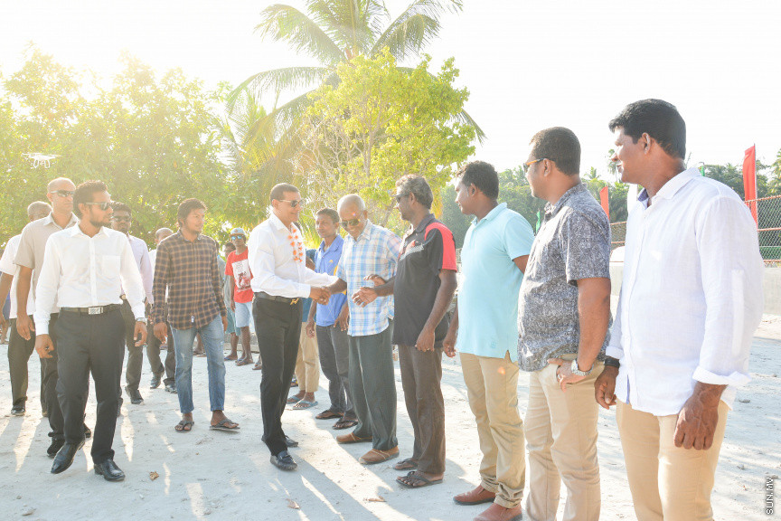 މާޗް 14، 2019: ދ. ރިނބުދޫގައި  ބޭއްވި ސިޔާމްގެ ކެމްޕެއިން ބައްދަލުވުމުގެ ތެރެއިން: ރަށު ރައްޔިތުނާ ބައްދަލުކުރެއްވުމަށް ފަހު ސިޔާމް ވަނީ ދ. ރިނބުދޫ މީހުން ދިރިއުޅޭ ހުރިހާ ގެއަކަށް ވަޑައިގެންފައި -- ސަން ފޮޓޯ/ ފަޔާޒު މޫސާ