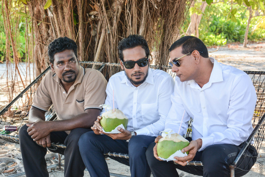 މާޗް 14، 2019: ދ. ރިނބުދޫގައި  ބޭއްވި ސިޔާމްގެ ކެމްޕެއިން ބައްދަލުވުމުގެ ތެރެއިން: ރަށު ރައްޔިތުނާ ބައްދަލުކުރެއްވުމަށް ފަހު ސިޔާމް ވަނީ ދ. ރިނބުދޫ މީހުން ދިރިއުޅޭ ހުރިހާ ގެއަކަށް ވަޑައިގެންފައި -- ސަން ފޮޓޯ/ ފަޔާޒު މޫސާ