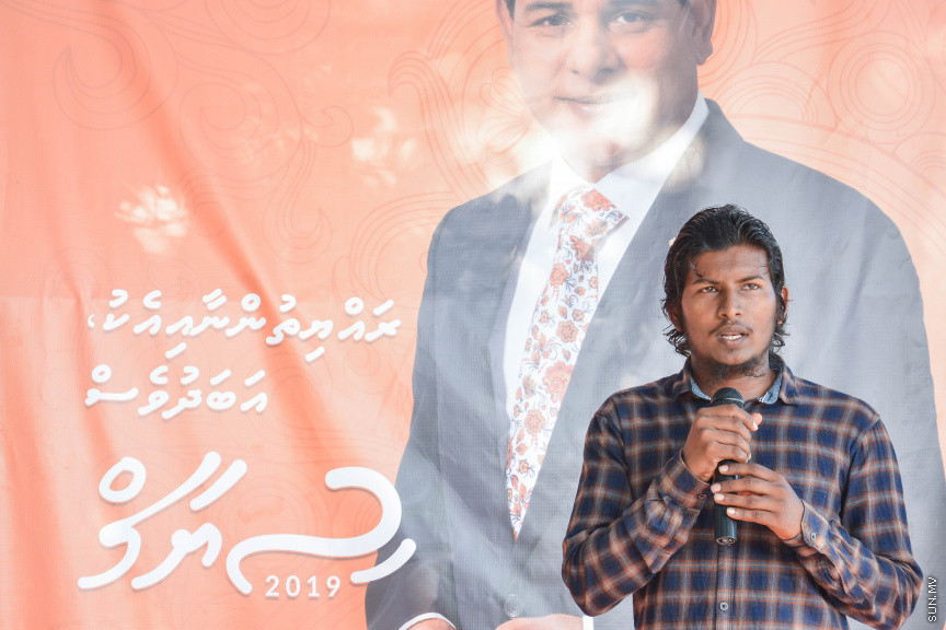 މާޗް 14، 2019: ދ. ރިނބުދޫގައި  ބޭއްވި ސިޔާމްގެ ކެމްޕެއިން ބައްދަލުވުމުގެ ތެރެއިން: ރަށު ރައްޔިތުނާ ބައްދަލުކުރެއްވުމަށް ފަހު ސިޔާމް ވަނީ ދ. ރިނބުދޫ މީހުން ދިރިއުޅޭ ހުރިހާ ގެއަކަށް ވަޑައިގެންފައި -- ސަން ފޮޓޯ/ ފަޔާޒު މޫސާ