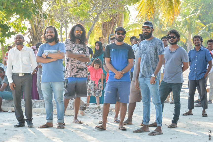 މާޗް 14، 2019: ދ. ރިނބުދޫގައި  ބޭއްވި ސިޔާމްގެ ކެމްޕެއިން ބައްދަލުވުމުގެ ތެރެއިން: ރަށު ރައްޔިތުނާ ބައްދަލުކުރެއްވުމަށް ފަހު ސިޔާމް ވަނީ ދ. ރިނބުދޫ މީހުން ދިރިއުޅޭ ހުރިހާ ގެއަކަށް ވަޑައިގެންފައި -- ސަން ފޮޓޯ/ ފަޔާޒު މޫސާ
