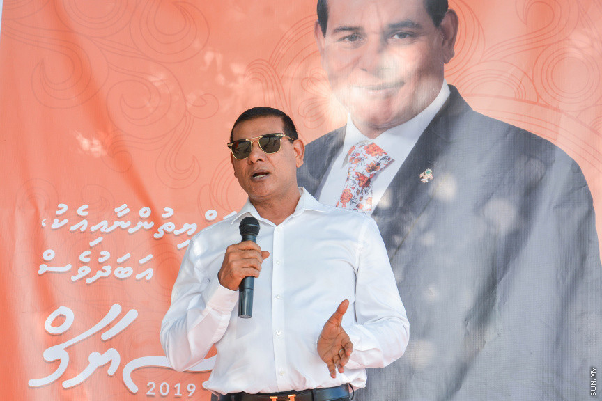 މާޗް 14، 2019: ދ. ރިނބުދޫގައި  ބޭއްވި ސިޔާމްގެ ކެމްޕެއިން ބައްދަލުވުމުގެ ތެރެއިން: ރަށު ރައްޔިތުނާ ބައްދަލުކުރެއްވުމަށް ފަހު ސިޔާމް ވަނީ ދ. ރިނބުދޫ މީހުން ދިރިއުޅޭ ހުރިހާ ގެއަކަށް ވަޑައިގެންފައި -- ސަން ފޮޓޯ/ ފަޔާޒު މޫސާ