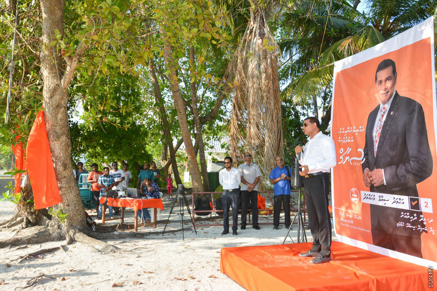 މާޗް 14، 2019: ދ. ރިނބުދޫގައި  ބޭއްވި ސިޔާމްގެ ކެމްޕެއިން ބައްދަލުވުމުގެ ތެރެއިން: ރަށު ރައްޔިތުނާ ބައްދަލުކުރެއްވުމަށް ފަހު ސިޔާމް ވަނީ ދ. ރިނބުދޫ މީހުން ދިރިއުޅޭ ހުރިހާ ގެއަކަށް ވަޑައިގެންފައި -- ސަން ފޮޓޯ/ ފަޔާޒު މޫސާ