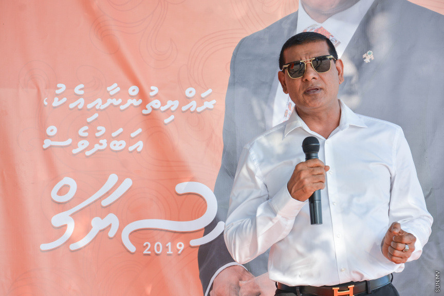 މާޗް 14، 2019: ދ. ރިނބުދޫގައި  ބޭއްވި ސިޔާމްގެ ކެމްޕެއިން ބައްދަލުވުމުގެ ތެރެއިން: ރަށު ރައްޔިތުނާ ބައްދަލުކުރެއްވުމަށް ފަހު ސިޔާމް ވަނީ ދ. ރިނބުދޫ މީހުން ދިރިއުޅޭ ހުރިހާ ގެއަކަށް ވަޑައިގެންފައި -- ސަން ފޮޓޯ/ ފަޔާޒު މޫސާ