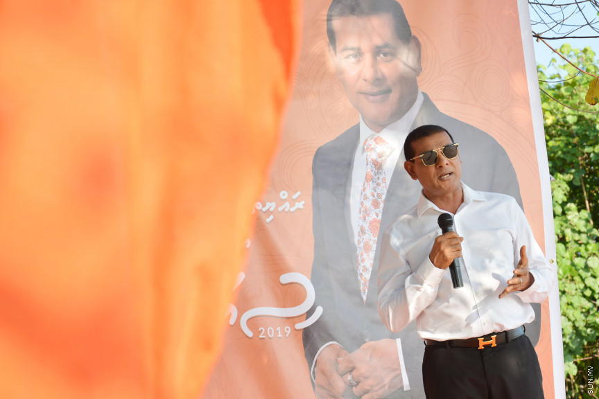 މާޗް 14، 2019: ދ. ރިނބުދޫގައި  ބޭއްވި ސިޔާމްގެ ކެމްޕެއިން ބައްދަލުވުމުގެ ތެރެއިން: ރަށު ރައްޔިތުނާ ބައްދަލުކުރެއްވުމަށް ފަހު ސިޔާމް ވަނީ ދ. ރިނބުދޫ މީހުން ދިރިއުޅޭ ހުރިހާ ގެއަކަށް ވަޑައިގެންފައި -- ސަން ފޮޓޯ/ ފަޔާޒު މޫސާ