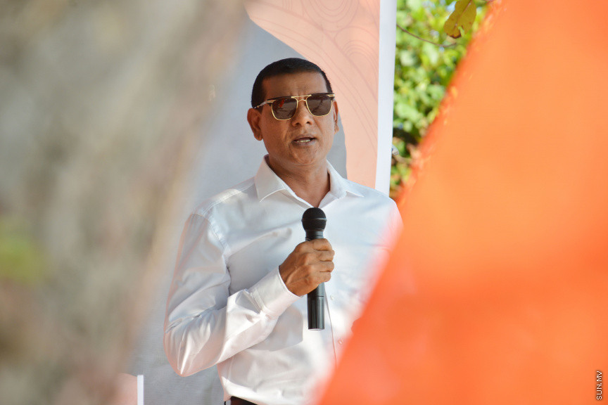 މާޗް 14، 2019: ދ. ރިނބުދޫގައި  ބޭއްވި ސިޔާމްގެ ކެމްޕެއިން ބައްދަލުވުމުގެ ތެރެއިން: ރަށު ރައްޔިތުނާ ބައްދަލުކުރެއްވުމަށް ފަހު ސިޔާމް ވަނީ ދ. ރިނބުދޫ މީހުން ދިރިއުޅޭ ހުރިހާ ގެއަކަށް ވަޑައިގެންފައި -- ސަން ފޮޓޯ/ ފަޔާޒު މޫސާ