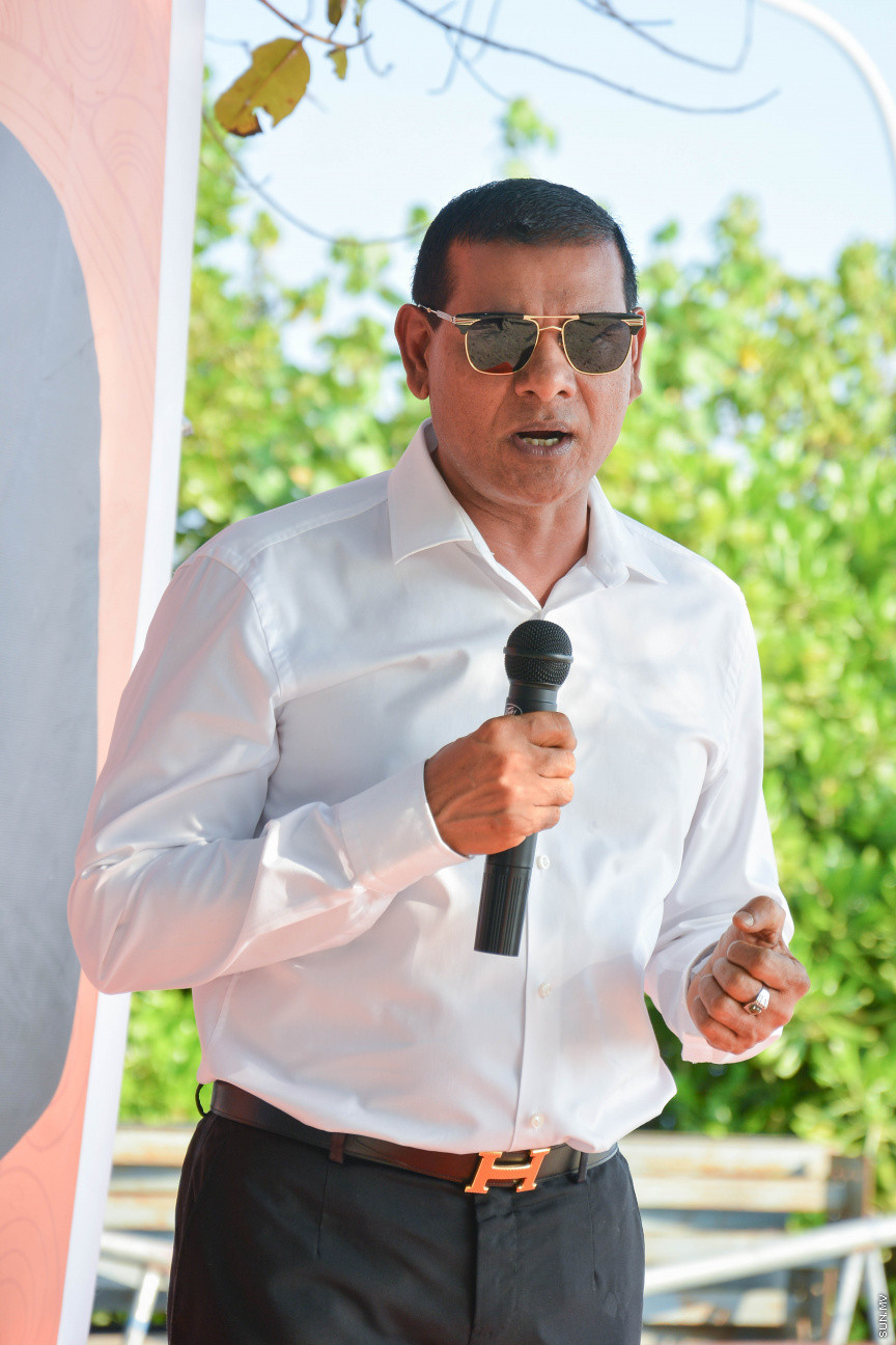 މާޗް 14، 2019: ދ. ރިނބުދޫގައި  ބޭއްވި ސިޔާމްގެ ކެމްޕެއިން ބައްދަލުވުމުގެ ތެރެއިން: ރަށު ރައްޔިތުނާ ބައްދަލުކުރެއްވުމަށް ފަހު ސިޔާމް ވަނީ ދ. ރިނބުދޫ މީހުން ދިރިއުޅޭ ހުރިހާ ގެއަކަށް ވަޑައިގެންފައި -- ސަން ފޮޓޯ/ ފަޔާޒު މޫސާ