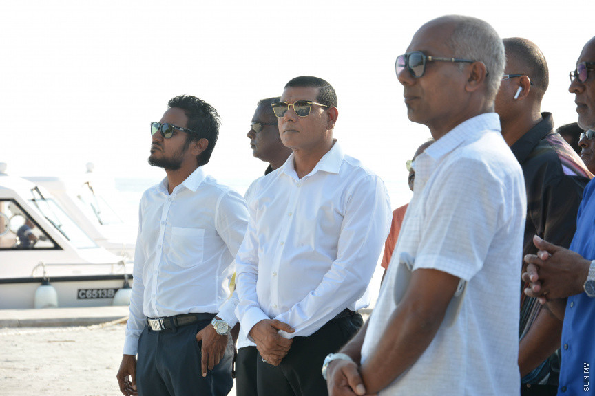 މާޗް 14، 2019: ދ. ރިނބުދޫގައި  ބޭއްވި ސިޔާމްގެ ކެމްޕެއިން ބައްދަލުވުމުގެ ތެރެއިން: ރަށު ރައްޔިތުނާ ބައްދަލުކުރެއްވުމަށް ފަހު ސިޔާމް ވަނީ ދ. ރިނބުދޫ މީހުން ދިރިއުޅޭ ހުރިހާ ގެއަކަށް ވަޑައިގެންފައި -- ސަން ފޮޓޯ/ ފަޔާޒު މޫސާ