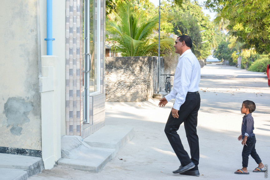 މާޗް 14، 2019: ދ. ރިނބުދޫގައި  ބޭއްވި ސިޔާމްގެ ކެމްޕެއިން ބައްދަލުވުމުގެ ތެރެއިން: ރަށު ރައްޔިތުނާ ބައްދަލުކުރެއްވުމަށް ފަހު ސިޔާމް ވަނީ ދ. ރިނބުދޫ މީހުން ދިރިއުޅޭ ހުރިހާ ގެއަކަށް ވަޑައިގެންފައި -- ސަން ފޮޓޯ/ ފަޔާޒު މޫސާ