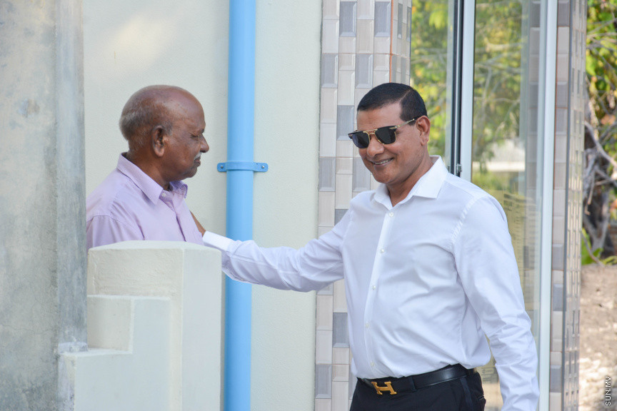 މާޗް 14، 2019: ދ. ރިނބުދޫގައި  ބޭއްވި ސިޔާމްގެ ކެމްޕެއިން ބައްދަލުވުމުގެ ތެރެއިން: ރަށު ރައްޔިތުނާ ބައްދަލުކުރެއްވުމަށް ފަހު ސިޔާމް ވަނީ ދ. ރިނބުދޫ މީހުން ދިރިއުޅޭ ހުރިހާ ގެއަކަށް ވަޑައިގެންފައި -- ސަން ފޮޓޯ/ ފަޔާޒު މޫސާ