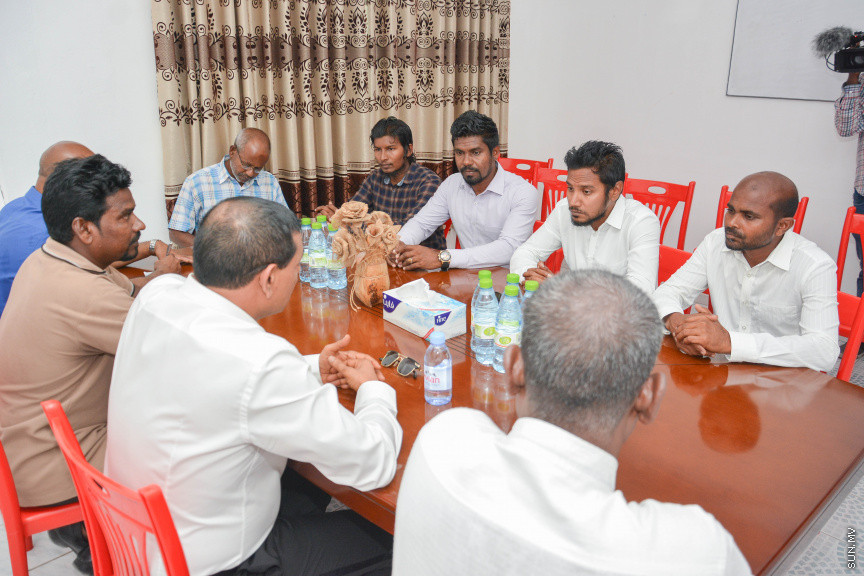 މާޗް 14، 2019: ދ. ރިނބުދޫގައި  ބޭއްވި ސިޔާމްގެ ކެމްޕެއިން ބައްދަލުވުމުގެ ތެރެއިން: ރަށު ރައްޔިތުނާ ބައްދަލުކުރެއްވުމަށް ފަހު ސިޔާމް ވަނީ ދ. ރިނބުދޫ މީހުން ދިރިއުޅޭ ހުރިހާ ގެއަކަށް ވަޑައިގެންފައި -- ސަން ފޮޓޯ/ ފަޔާޒު މޫސާ